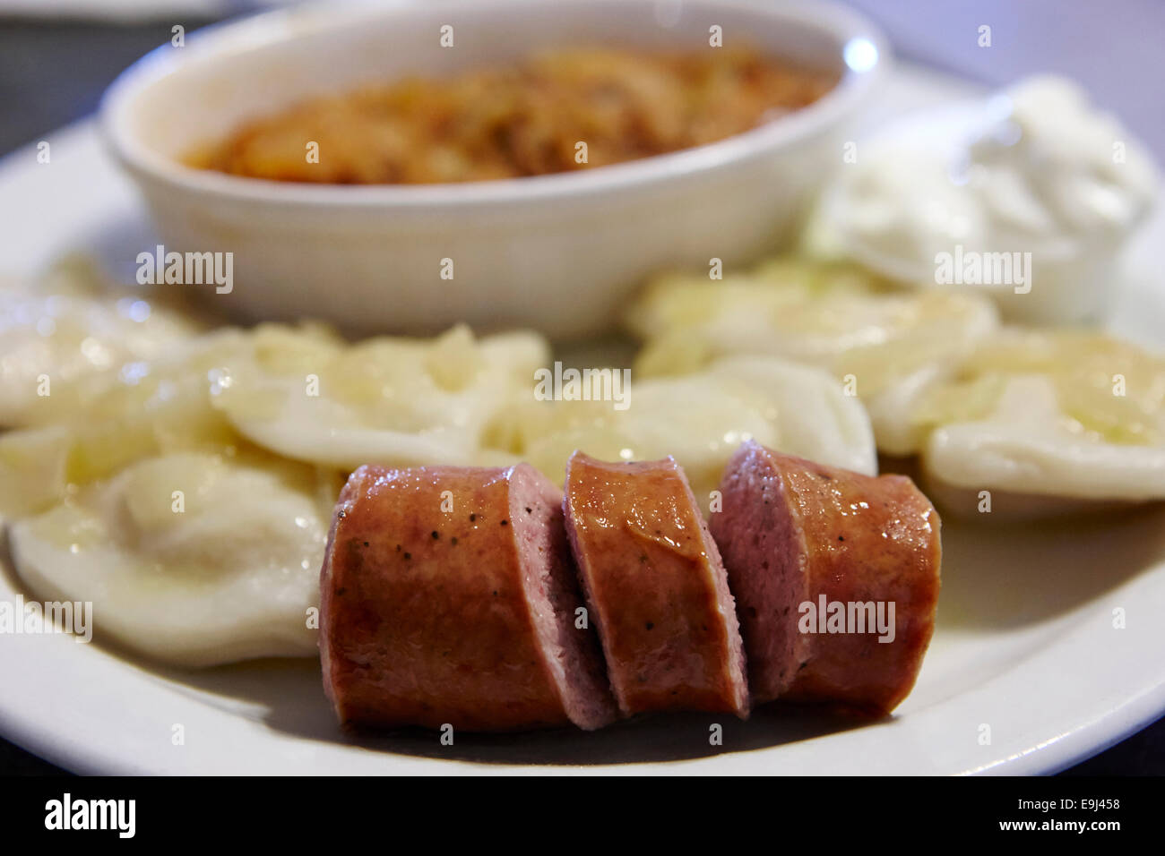 Tipico pasto in stile ucraino con perogie di salsiccia e pigri involtini di cavolo Saskatchewan Canada Foto Stock