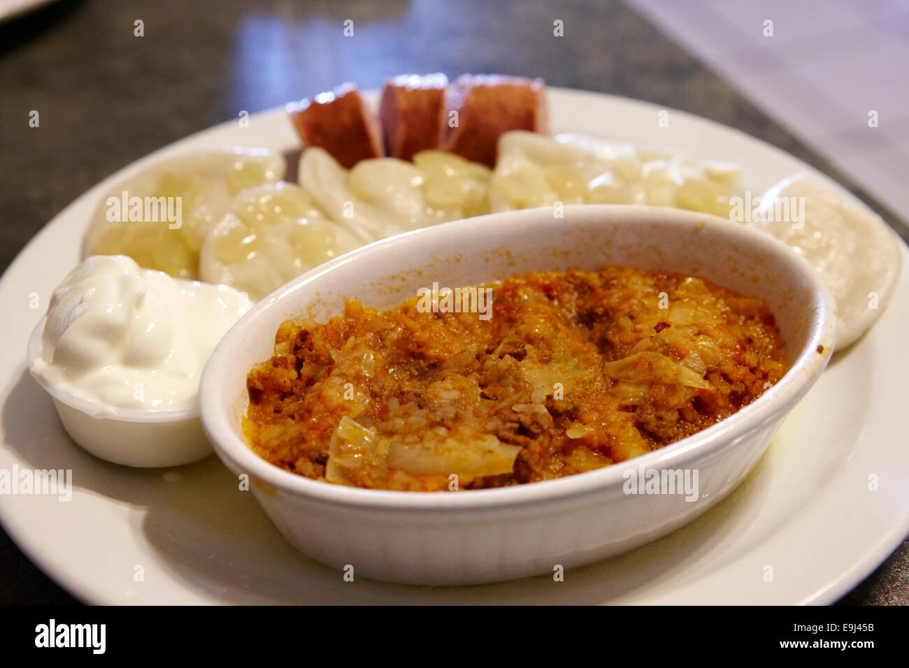 Tipico pasto in stile ucraino con perogie di salsiccia e pigri involtini di cavolo Saskatchewan Canada Foto Stock