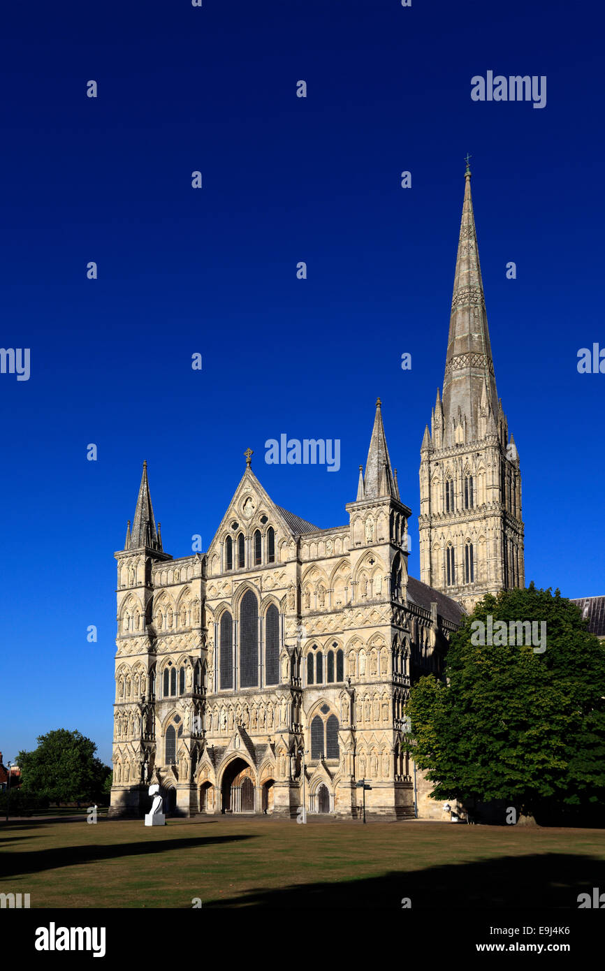 Esterno del XIII secolo della Cattedrale di Salisbury, Salisbury città, contea di Wiltshire, Inghilterra, Regno Unito Foto Stock