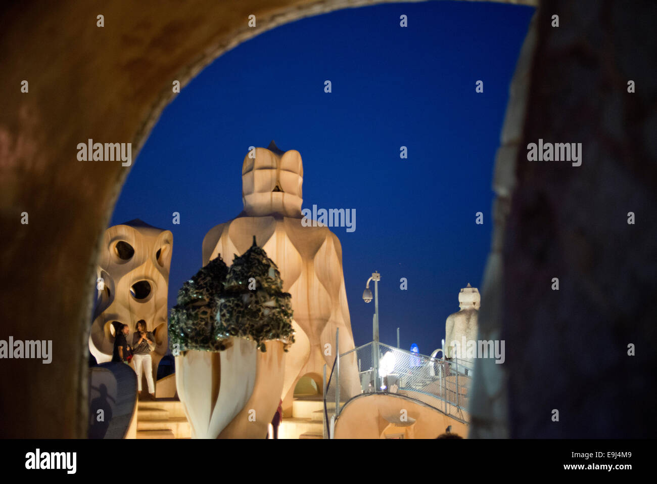 Casa Mila, La Pedrera, skyline di Barcellona, Spagna. Per i camini. Panorama del tetto al tramonto, sera e notte. Patrimonio Unesco. Foto Stock