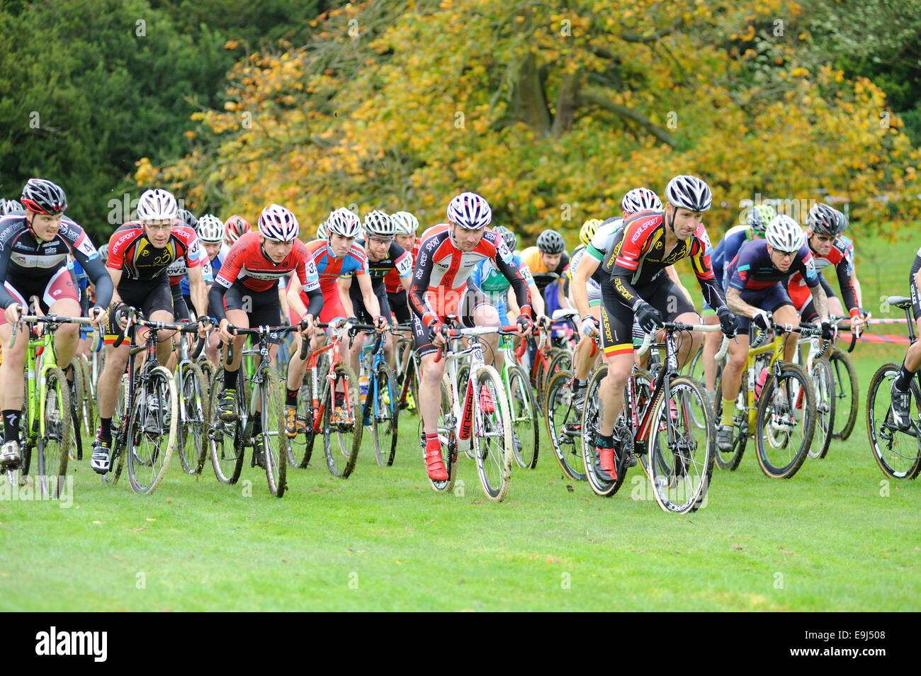 I concorrenti alla partenza di una gara di ciclocross Foto Stock