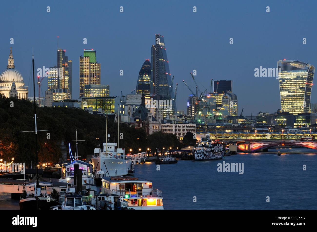 City of London skyline illuminato al tramonto, con il fiume Tamigi, San Paolo e il walkie talkie Tower Foto Stock