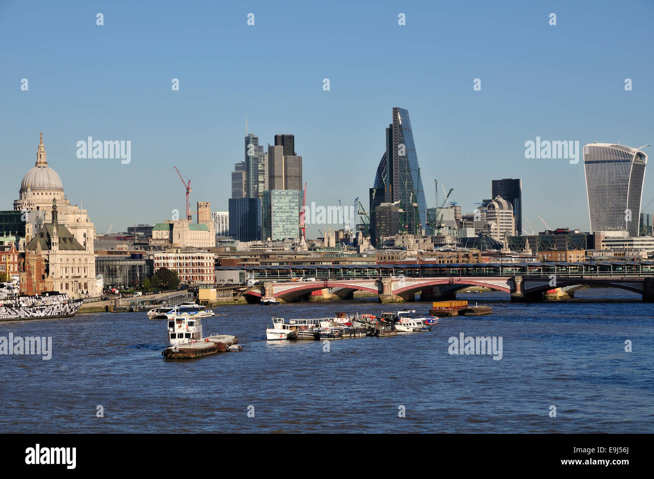 Skyline della città di Londra Regno Unito dal Waterloo Bridge, nel 2014 Foto Stock