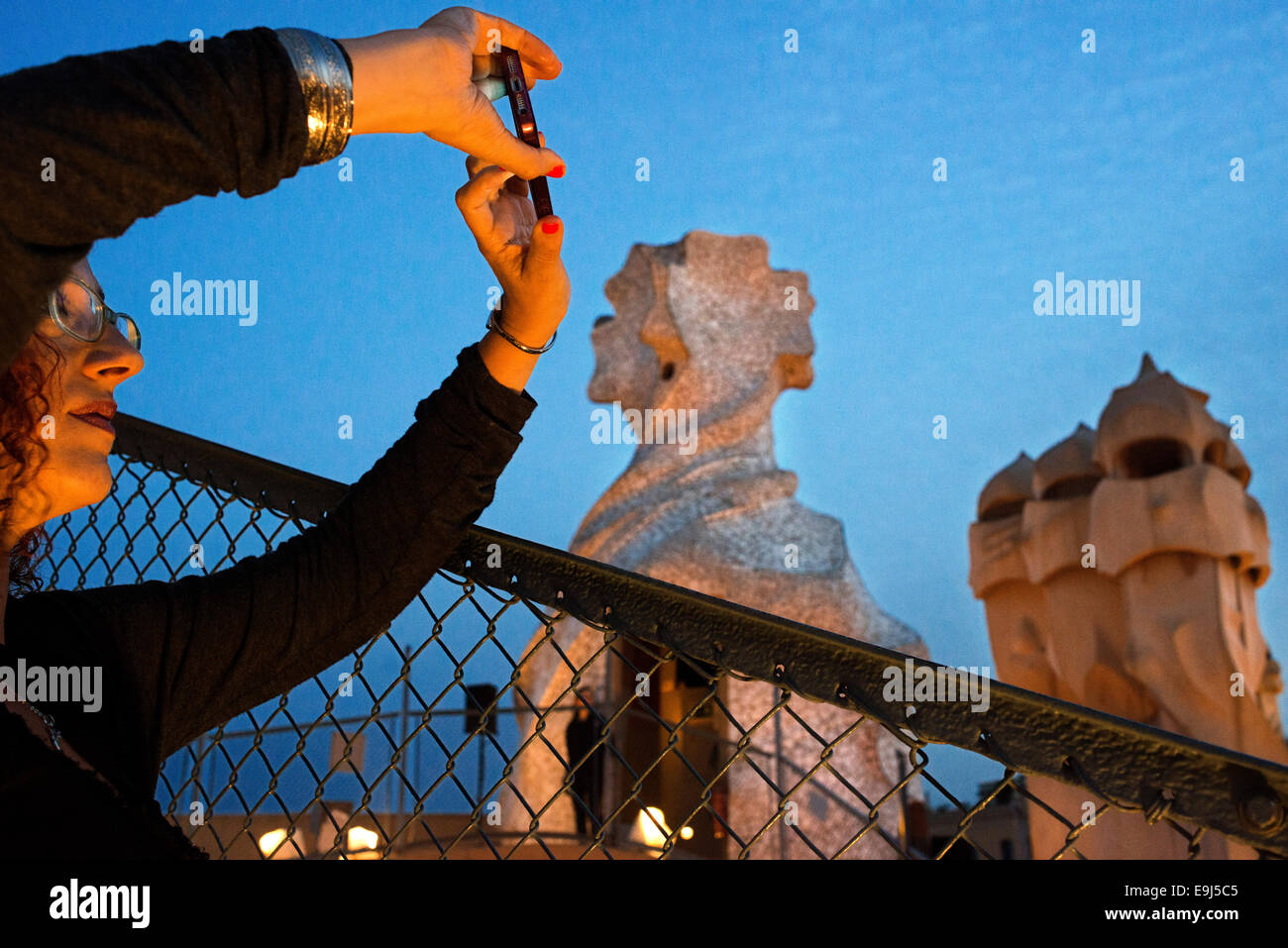 Casa Mila, La Pedrera, skyline di Barcellona, Spagna. Per i camini. Panorama del tetto al tramonto, sera e notte. Patrimonio Unesco. Foto Stock