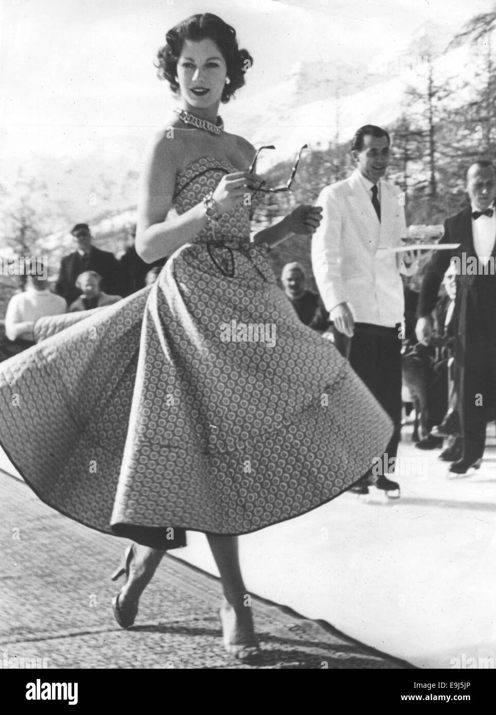 Feb 16, 1953 - San Moritz, Svizzera - Modello FIONA CAMPBELL-WALTER indossa un stile rustico mantello e senza spalline top di Susan piccola sul ghiaccio a San Moritz. Otto di Gran Bretagna il leader di modelli di moda ha preso parte al grande display del British incoronazione anno stili, progettato e visualizzati da parte del paese di top designer alla Suvrette House Ice Rink di San Moritz. I modelli visualizzati sera abiti, pomeriggio abiti, abbigliamento e accessori come i britannici bid per catturare la vacanza ricca di mode mentre jeweled coronets lampeggiato e sfavillavano nella splendida cornice. Nato Fiona Frances Elaine Campbell- Foto Stock