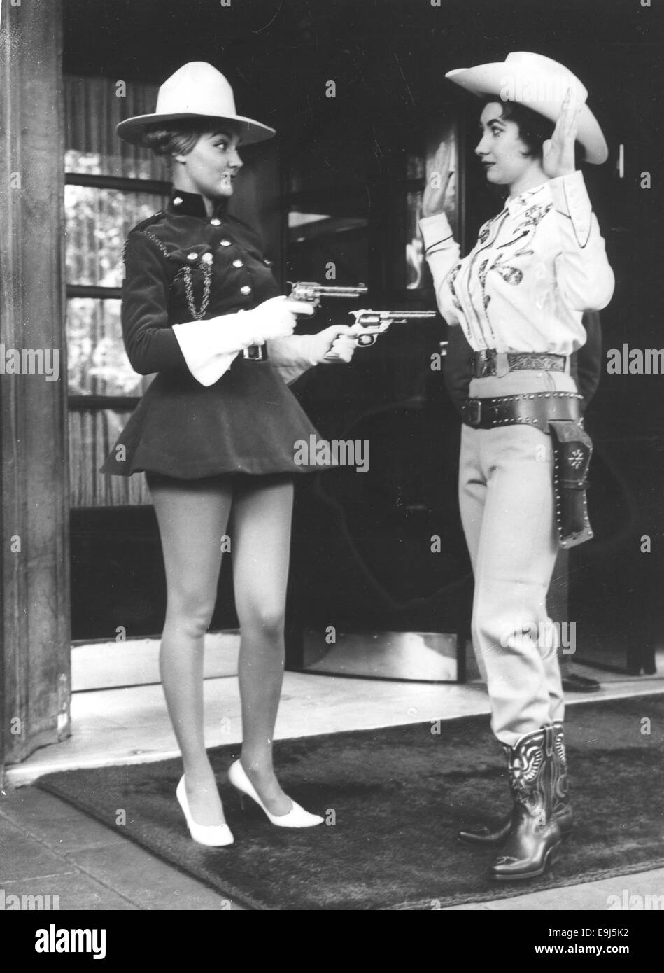 Londra, UK, UK. 5 Novembre, 1959. Miss Mondo concorrenti Miss Canada HUGUETTE DEMERS e Miss U.S.A. LORETTA POWELL visita la House of Commons per una visita guidata mentre indossano i loro costumi nazionali. © Keystone foto/ZUMA filo/ZUMAPRESS.com/Alamy Live News Foto Stock