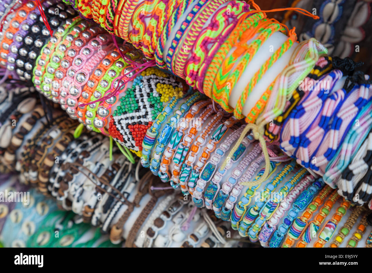 Colorati braccialetti fatti a mano fatte di perle e filo sul bancone del  negozio di articoli da regalo Foto stock - Alamy