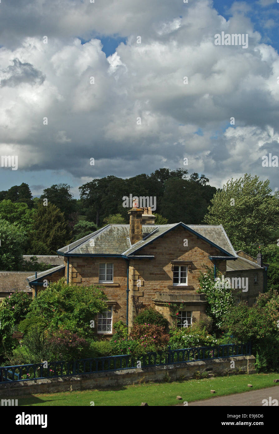 Costruito in pietra casa nel Derbyshire village di Edensor. Foto Stock