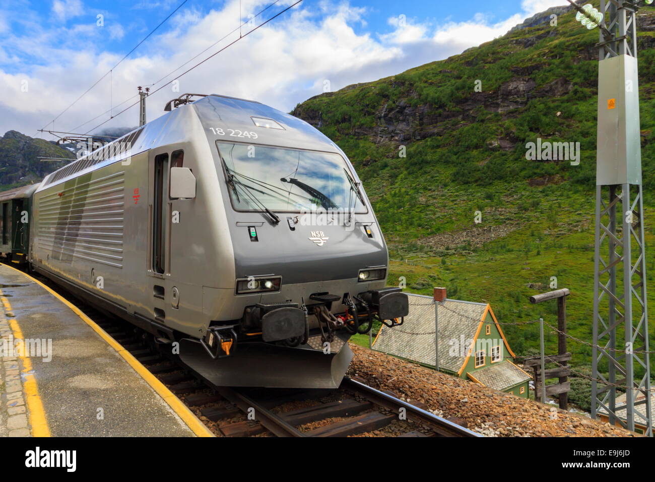 Classe EL 18 Siede alla stazione di Myrdal pronto per tornare a Flåm lungo la Flåmsbana Foto Stock