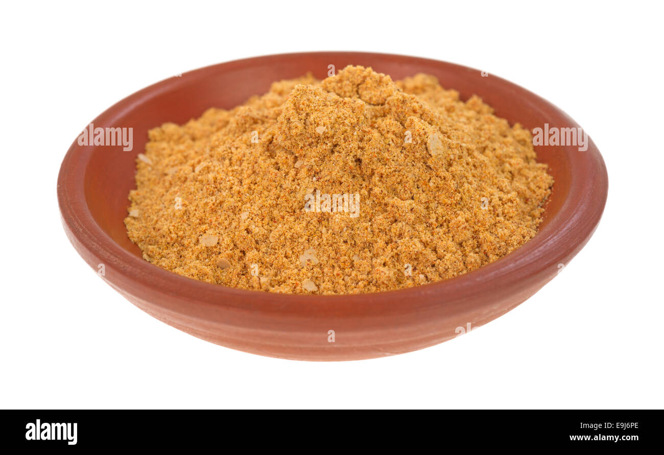 Una piccola ciotola riempita con il condimento usato per la realizzazione di tacos su uno sfondo bianco. Foto Stock