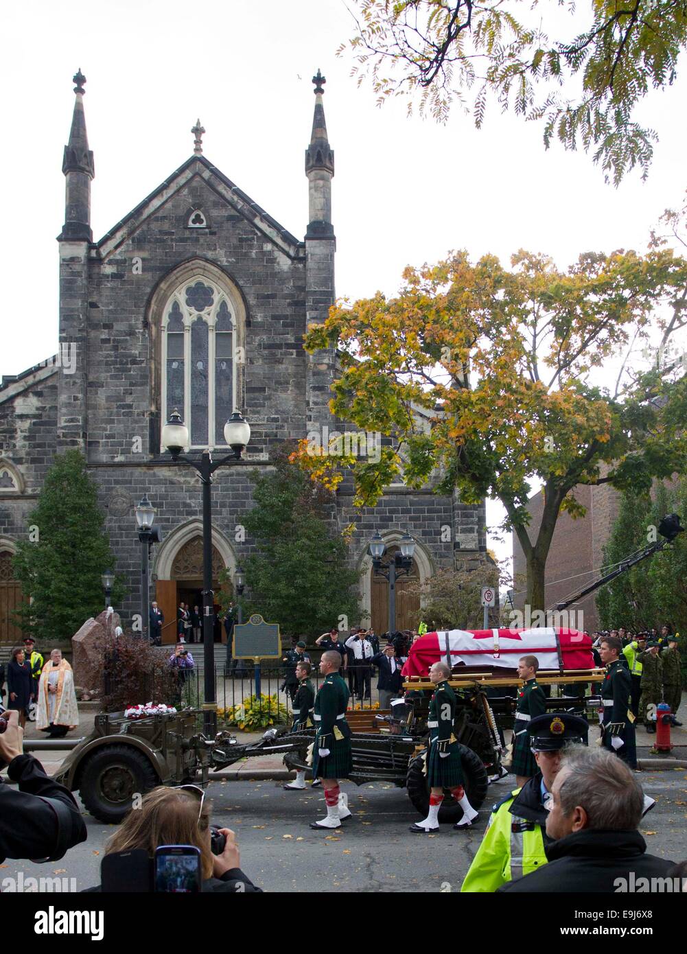 Toronto, Canada. 28 ott 2014. La bara del caporale Nathan Cirillo arriva a Cristo che è la Chiesa Cattedrale durante il suo corteo funebre in Hamilton, Canada, 28 ottobre 2014. Caporale Nathan Cirillo, il 24-anno-vecchio reservist, ricevuto il martedì nella sua città natale di Hamilton, Ontario, un reggimento funerale provinciale il raccordo per il primo dovere soldato canadese di essere ucciso sul suolo canadese da un atto di terrorismo internazionale. Credito: Zou Zheng/Xinhua/Alamy Live News Foto Stock