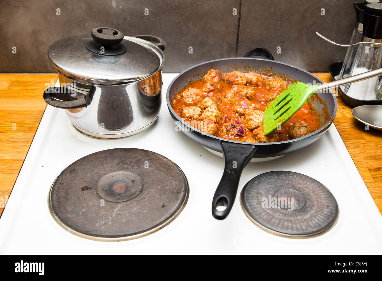 La preparazione della cena in una cucina domestica, la reale situazione di vita Foto Stock