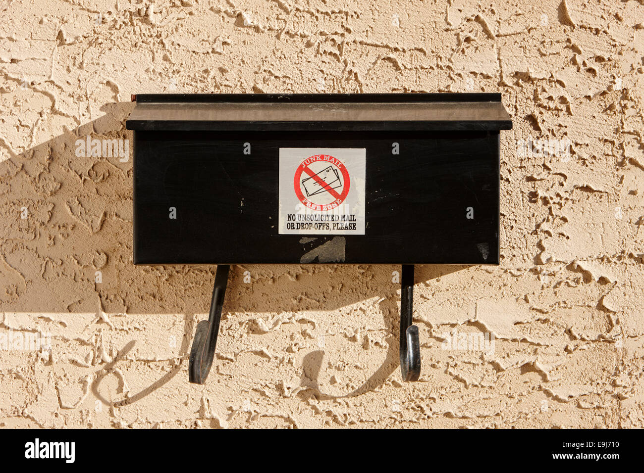 Posta indesiderata in zona franca da cassetta postale al di fuori di casa in Saskatchewan in Canada Foto Stock