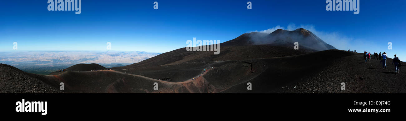 Chiara giornata di sole sul Monte Etna Sicilia. Foto Stock