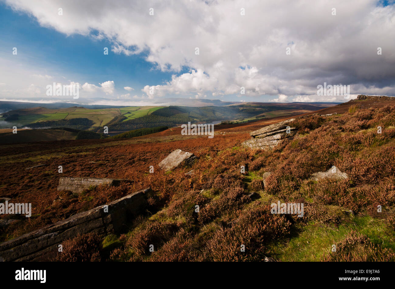 Guardando da vicino le pietre della ruota sul lato sud del bordo Derwent nel Parco Nazionale di Peak District. Foto Stock
