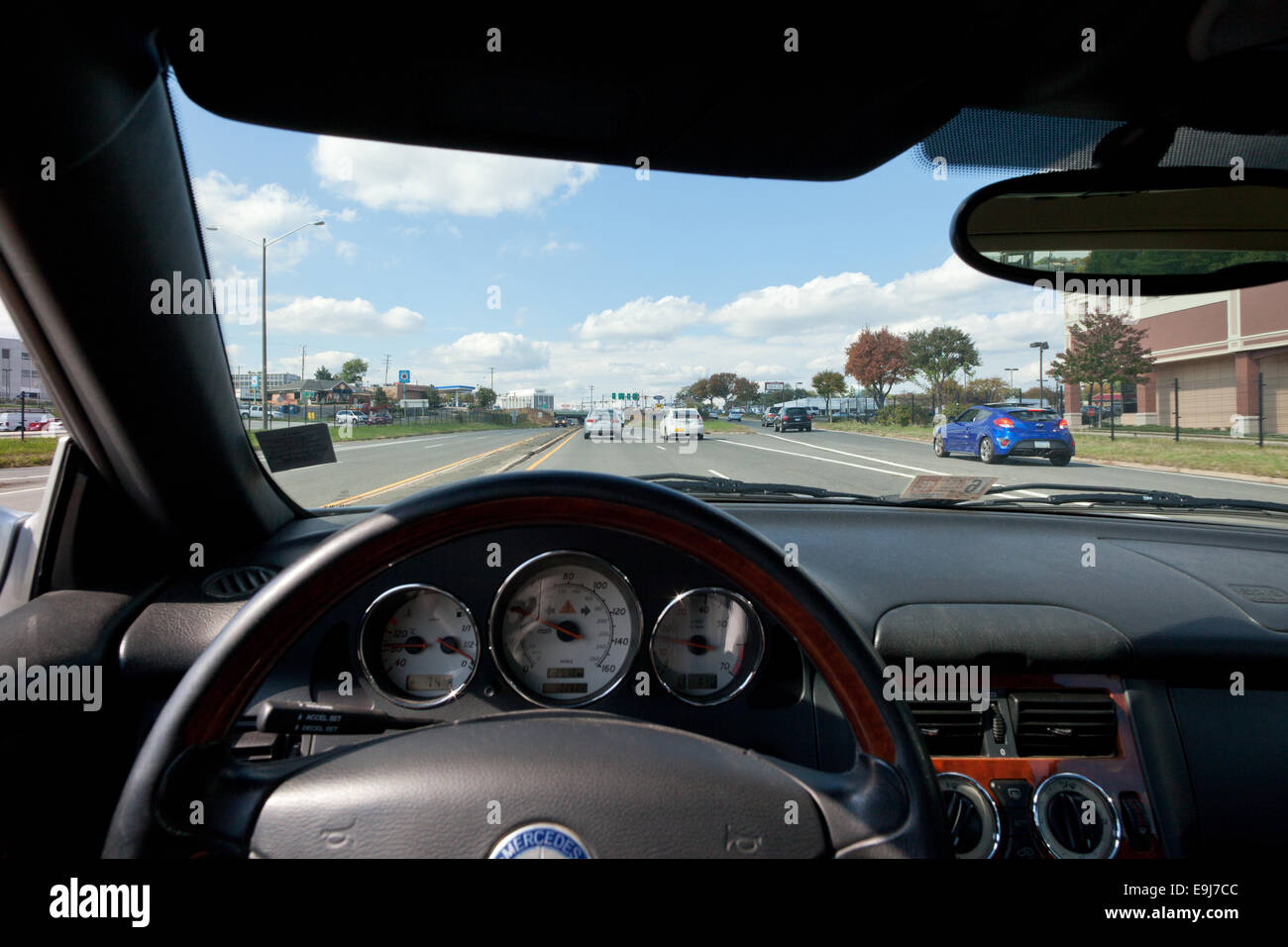 Conducente del punto di vista durante la guida su strada verso il basso - USA Foto Stock