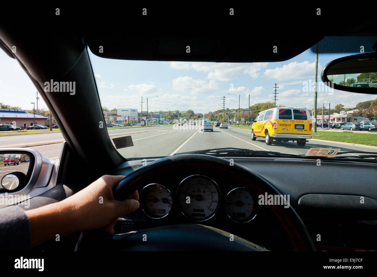 Conducente del punto di vista durante la guida su strada verso il basso - USA Foto Stock
