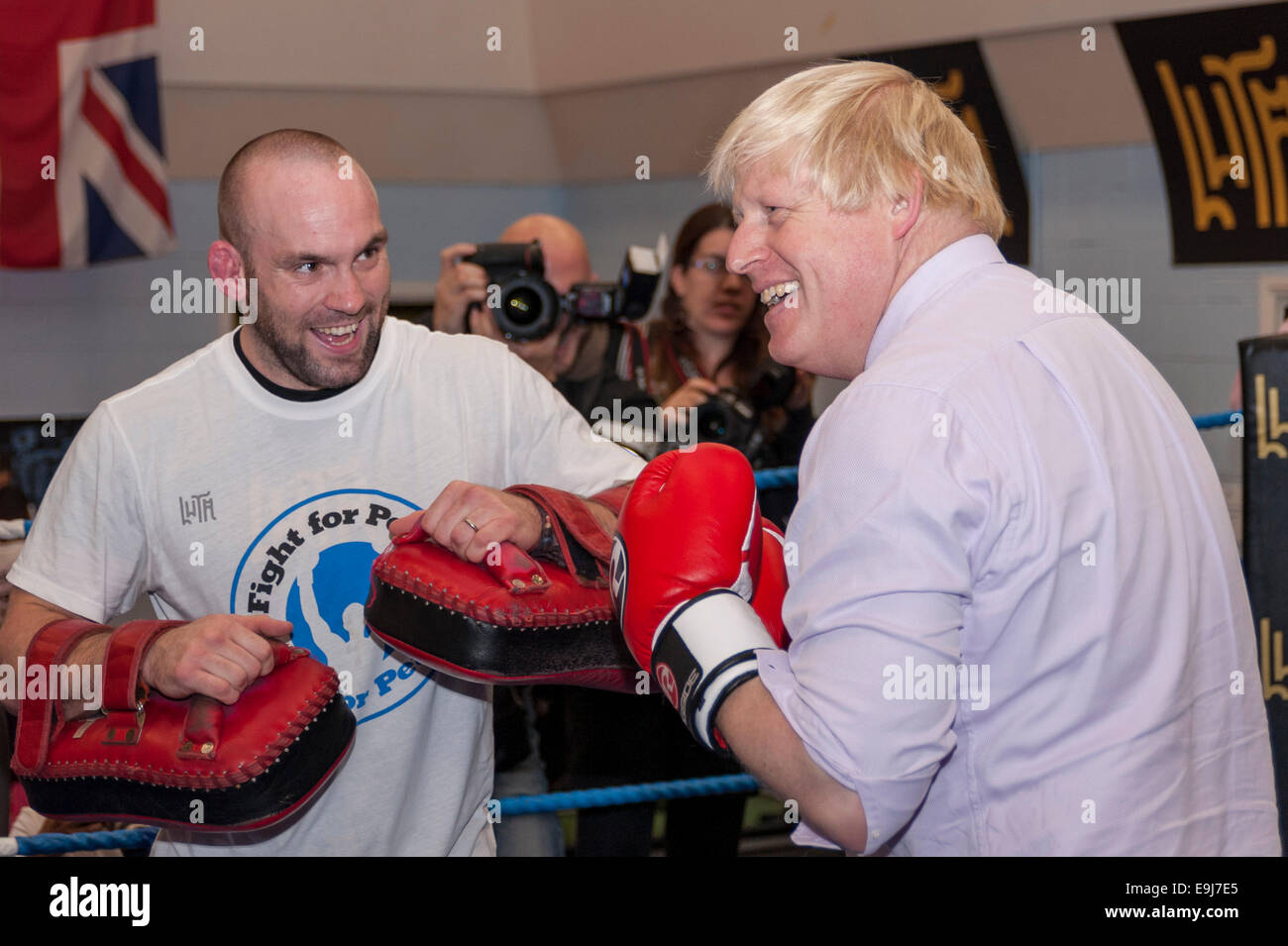 Londra, Regno Unito. 28 ottobre, 2014. Il sindaco di Londra Boris Johnson ha visitato una sessione di formazione alla lotta per la pace accademia di North Woolwich, Newham dove ha incontrato alcuni giovani di essere aiutato dalla carità. Lotta per la Pace utilizza il pugilato e arti marziali combinate con educazione e sviluppo personale per realizzare il potenziale dei giovani nel quartiere a rischio di criminalità e violenza. Ha istituito per la prima volta a Rio nel 2000 da Luca Dowdney MBE, è stato replicato in Newham in 2007e si sta espandendo a livello globale. Nella foto : il sindaco nell'anello. Credito: Stephen Chung/Alamy Live News Foto Stock