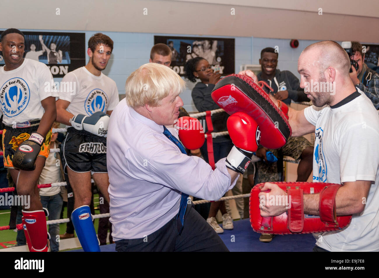 Londra, Regno Unito. 28 ottobre, 2014. Il sindaco di Londra Boris Johnson ha visitato una sessione di formazione alla lotta per la pace accademia di North Woolwich, Newham dove ha incontrato alcuni giovani di essere aiutato dalla carità. Lotta per la Pace utilizza il pugilato e arti marziali combinate con educazione e sviluppo personale per realizzare il potenziale dei giovani nel quartiere a rischio di criminalità e violenza. Ha istituito per la prima volta a Rio nel 2000 da Luca Dowdney MBE, è stato replicato in Newham in 2007e si sta espandendo a livello globale. Nella foto : il sindaco nell'anello. Credito: Stephen Chung/Alamy Live News Foto Stock