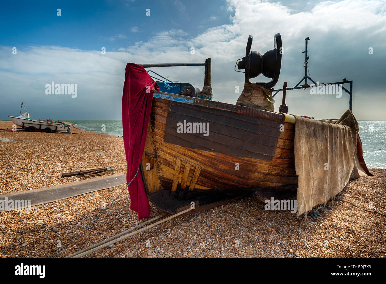 Barche di pescatori sulla spiaggia di Hastings in East Sussex Foto Stock
