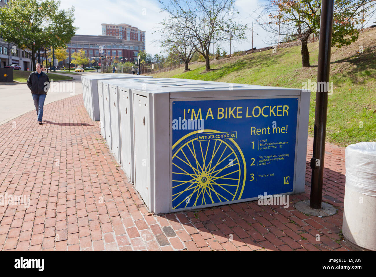 Armadietto di bicicletta scatole di noleggio presso la stazione della metropolitana - Alexandria, Virginia, Stati Uniti d'America Foto Stock