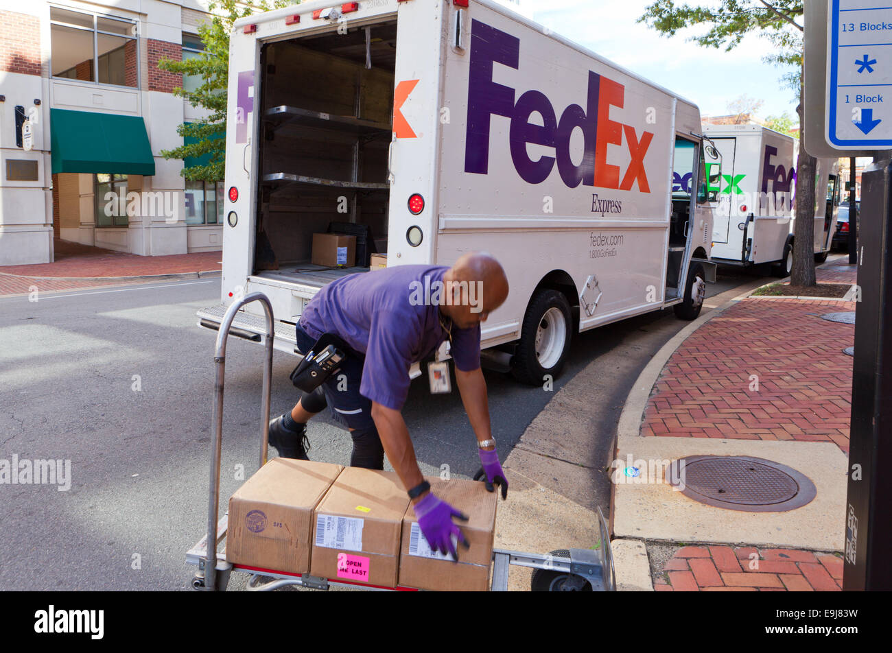 Consegna FedEx uomo caselle di impilamento - Alexandria, Virginia, Stati Uniti d'America Foto Stock