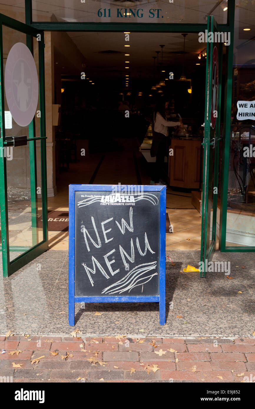 Il nuovo segno di menu nella parte anteriore del ristorante - Alexandria, Virginia, Stati Uniti d'America Foto Stock