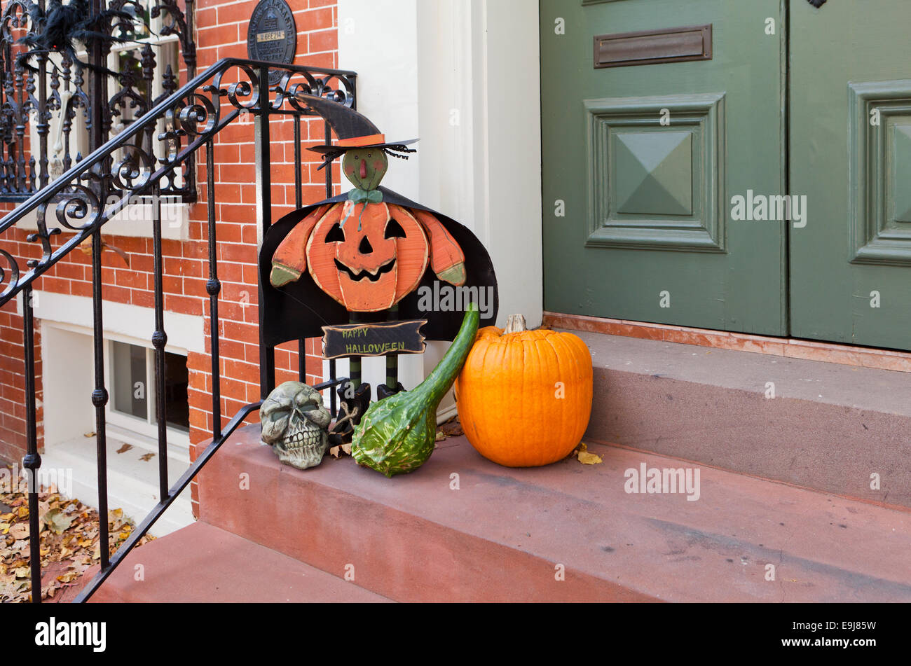 Decorazioni di Halloween all entrata della casa - USA Foto Stock