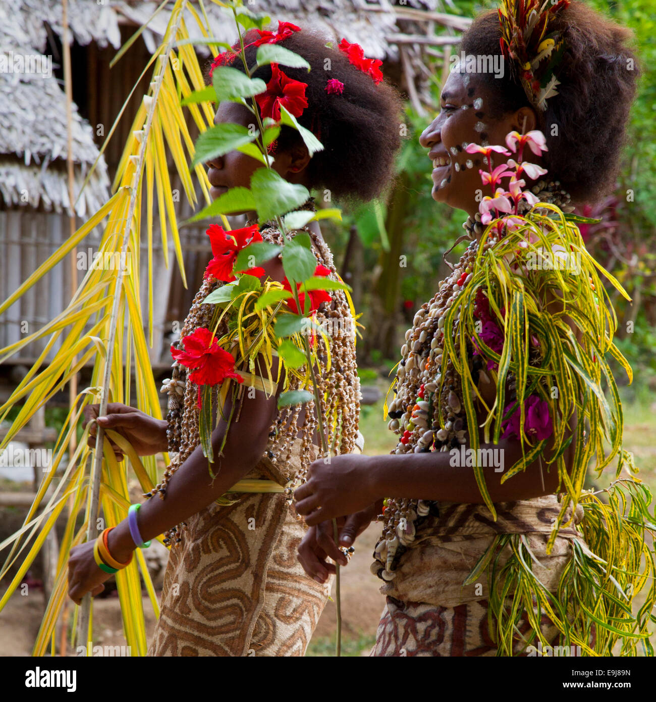 Ragazze che ballano in un villaggio nei pressi di tufi, Papua Nuova Guinea Foto Stock