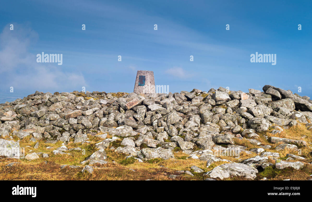 Grande pietra cairn, con trig punto al vertice del Monte Leinster, Blackstairs Mountains, nella contea di Carlow, Irlanda Foto Stock