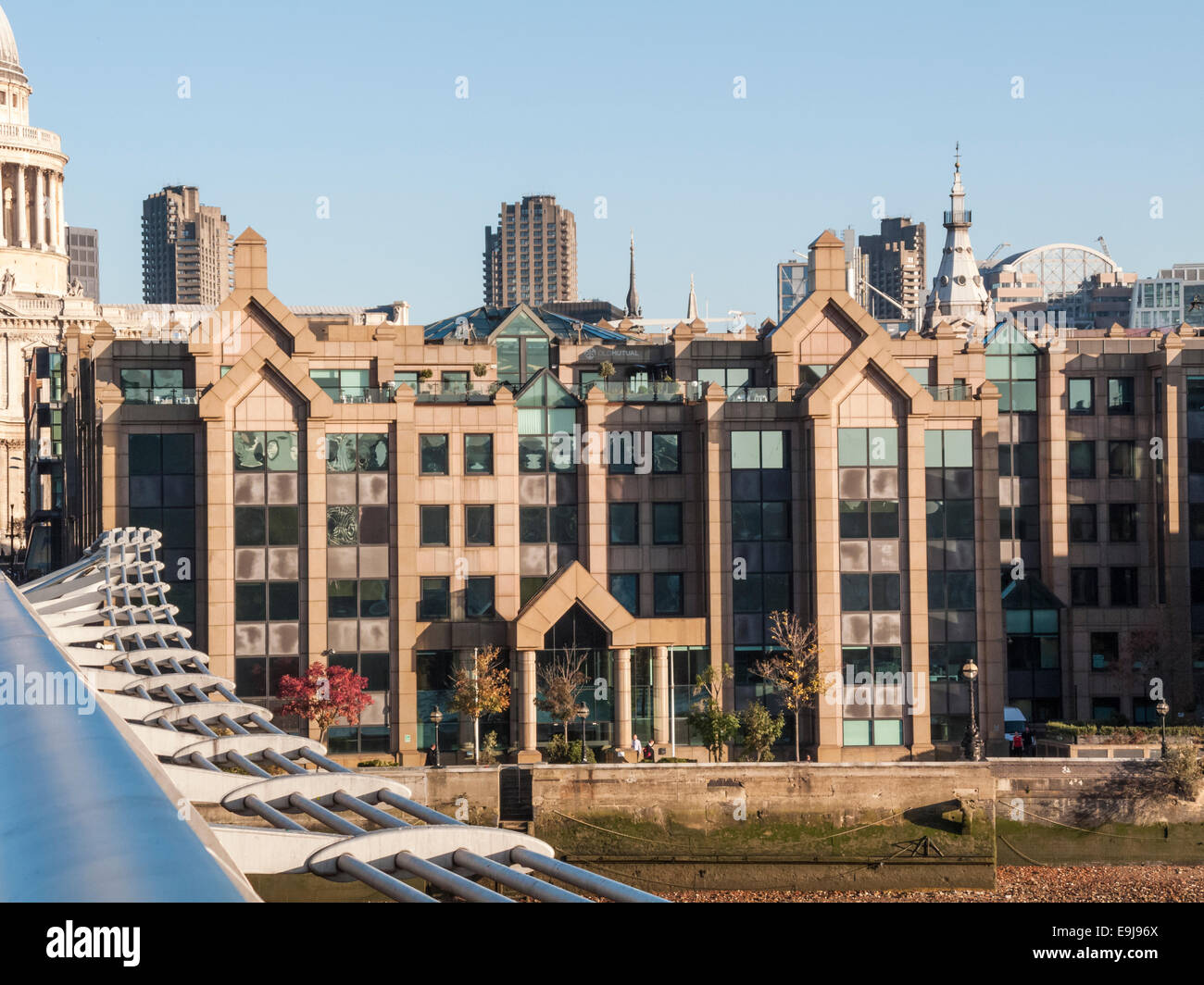 Sede del vecchio mutuo in Londra, il Millennium Bridge House, 2 Lambeth Hill, London EC4 sulla sponda nord del fiume Tamigi Foto Stock