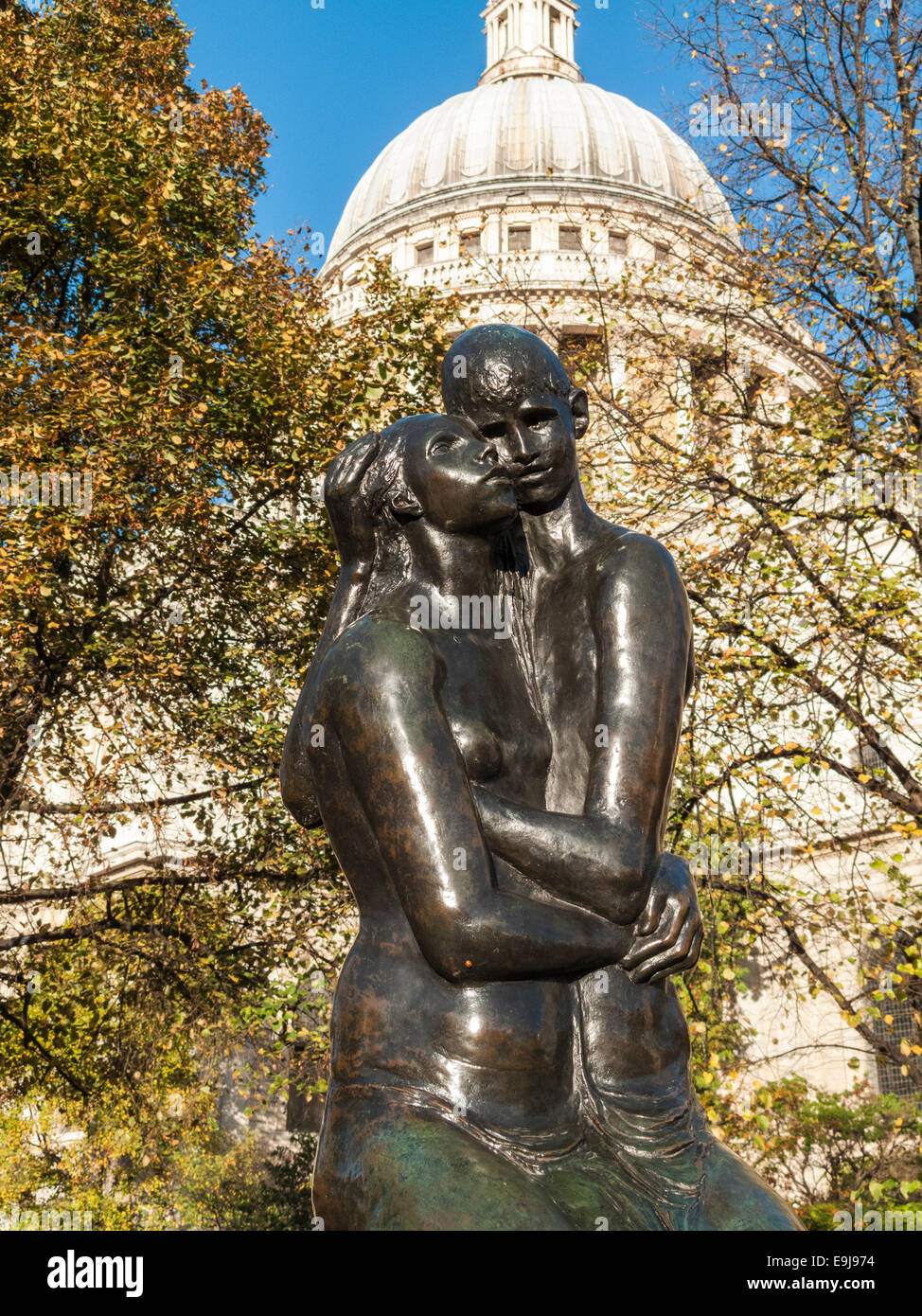 Statua "i giovani innamorati' di Georg Ehrlich, fuori dalla cattedrale di St Paul, Londra in una giornata di sole in autunno Foto Stock