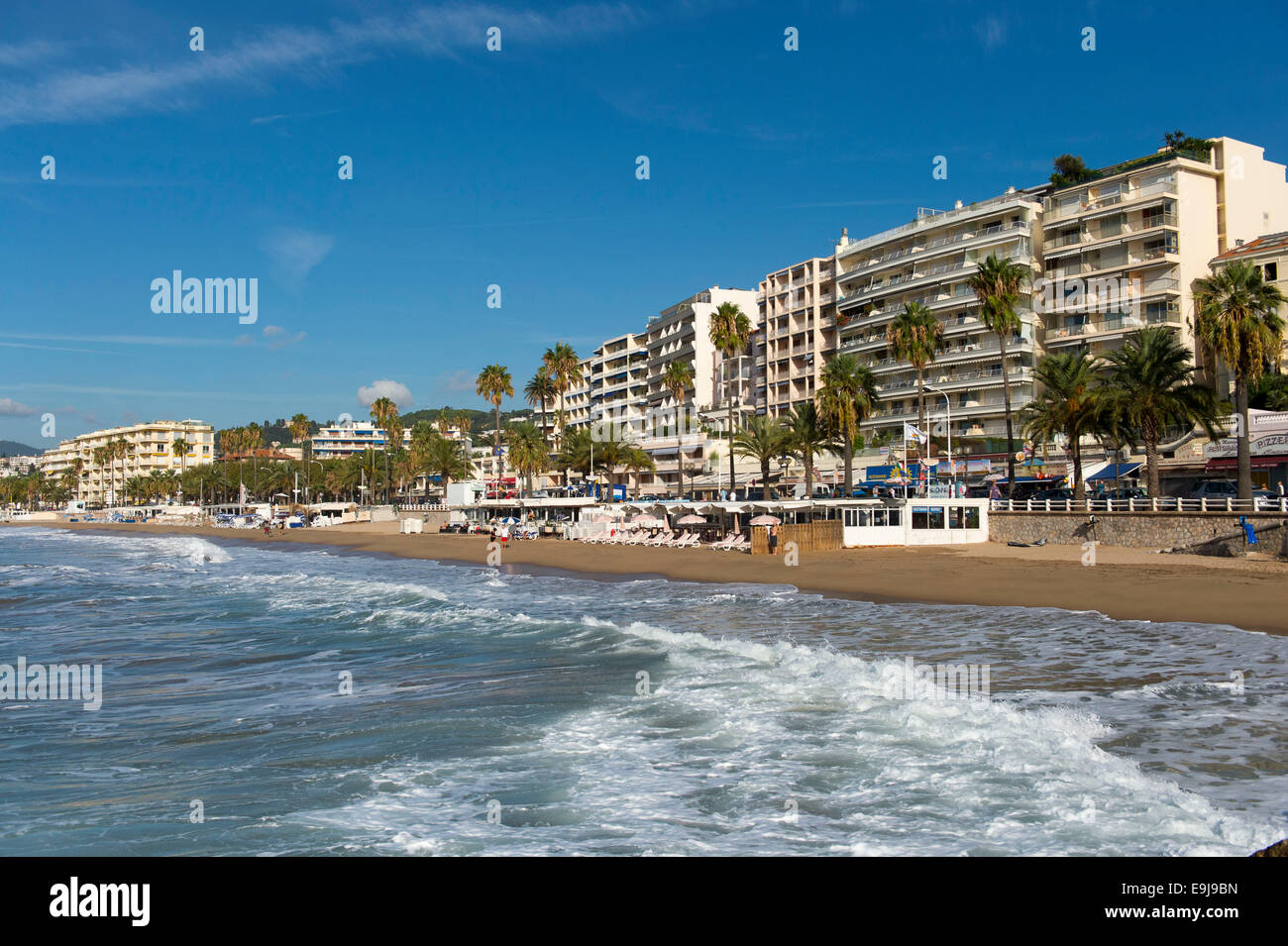 La spiaggia principale di Cannes, nel sud della Francia, off la Croisette road. Foto Stock