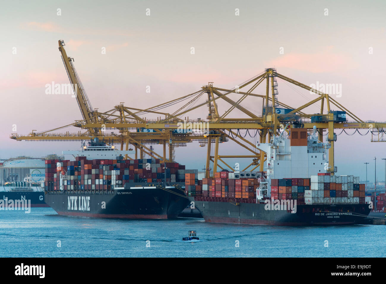 Le navi che trasportano merci i contenitori di spedizione al porto di Barcellona a Barcellona, Spagna, a sunrise. Foto Stock