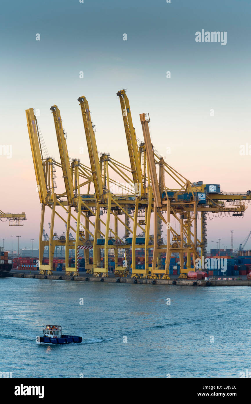 Le navi da carico che trasportano contenitori delle importazioni e delle esportazioni al dock in Barcellona, Spagna. Foto Stock