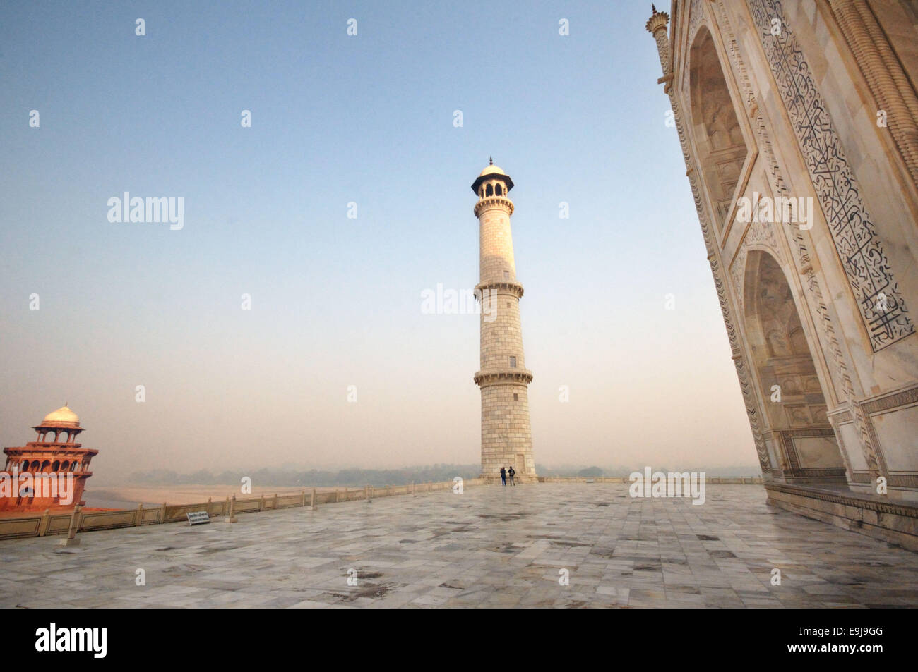 Agra, Uttar Pradesh, India. 27 ott 2014. Taj Mahal è il migliore esempio di architettura di Mughal, in Agra, Uttar Pradesh, India e maestosamente situato sulle rive del fiume Yamuna. Realizzata in marmo bianco e riconosciuto da una grande cupola bianca, il Taj Mahal (Crown Palace) è sinonimo di amore e romanticismo. È considerato uno dei più ammirati opere d'arte, così come un famoso punto di riferimento e un'attrazione turistica che richiama ogni anno milioni di visitatori. © Abhijit Chakraborty/ZUMA filo/ZUMAPRESS.com/Alamy Live News Foto Stock