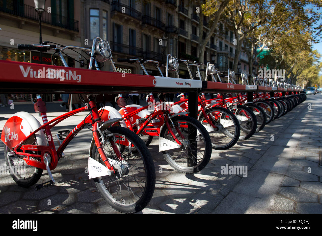 Vodafone le bici a noleggio affitto sulla Rambla di Barcellona, Spagna. Foto Stock