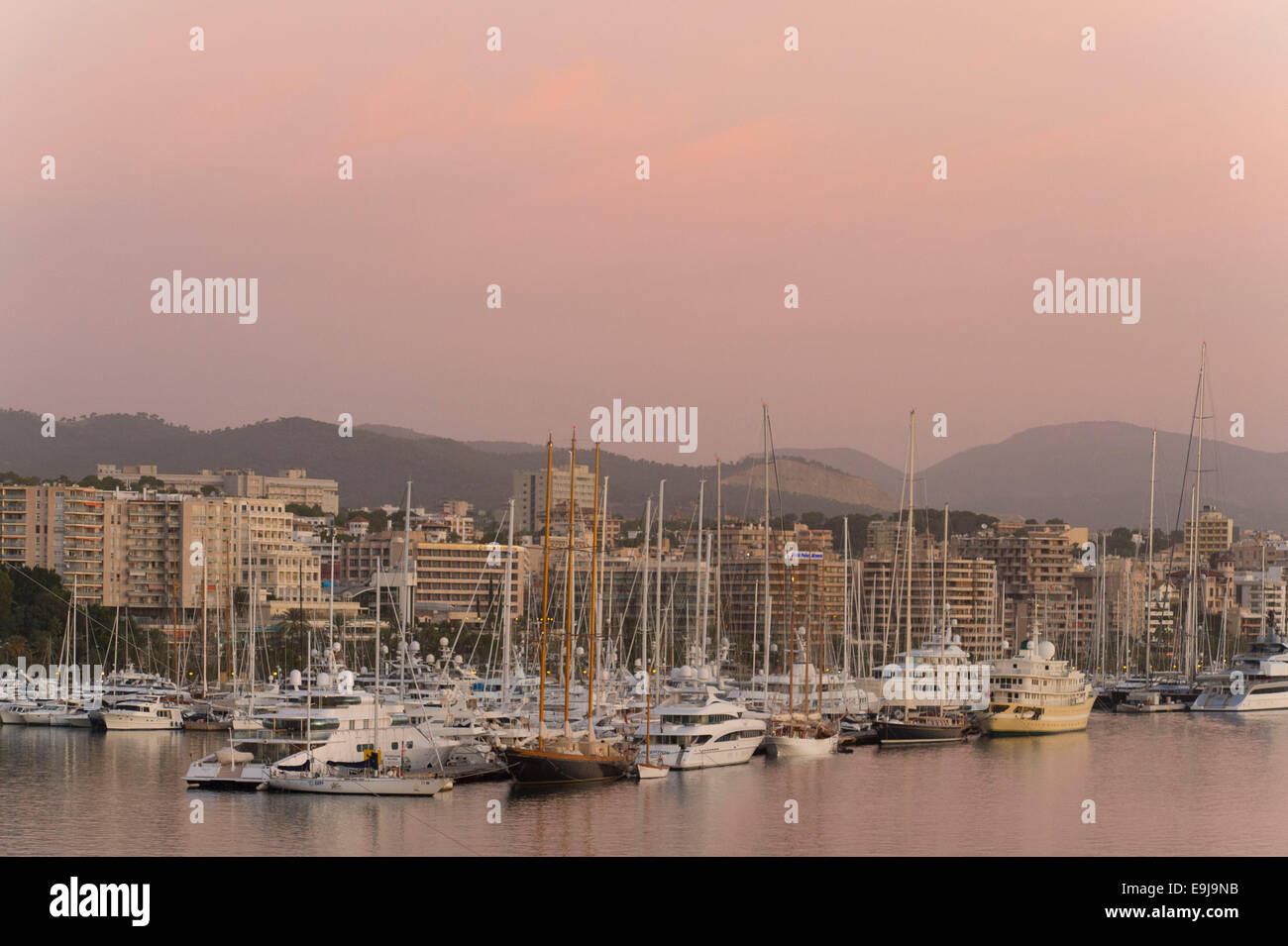 Barche e appartamenti per vacanze sulla costa a Palma de Mallorca in Palma, Spagna, al sorgere del sole al tramonto. Foto Stock
