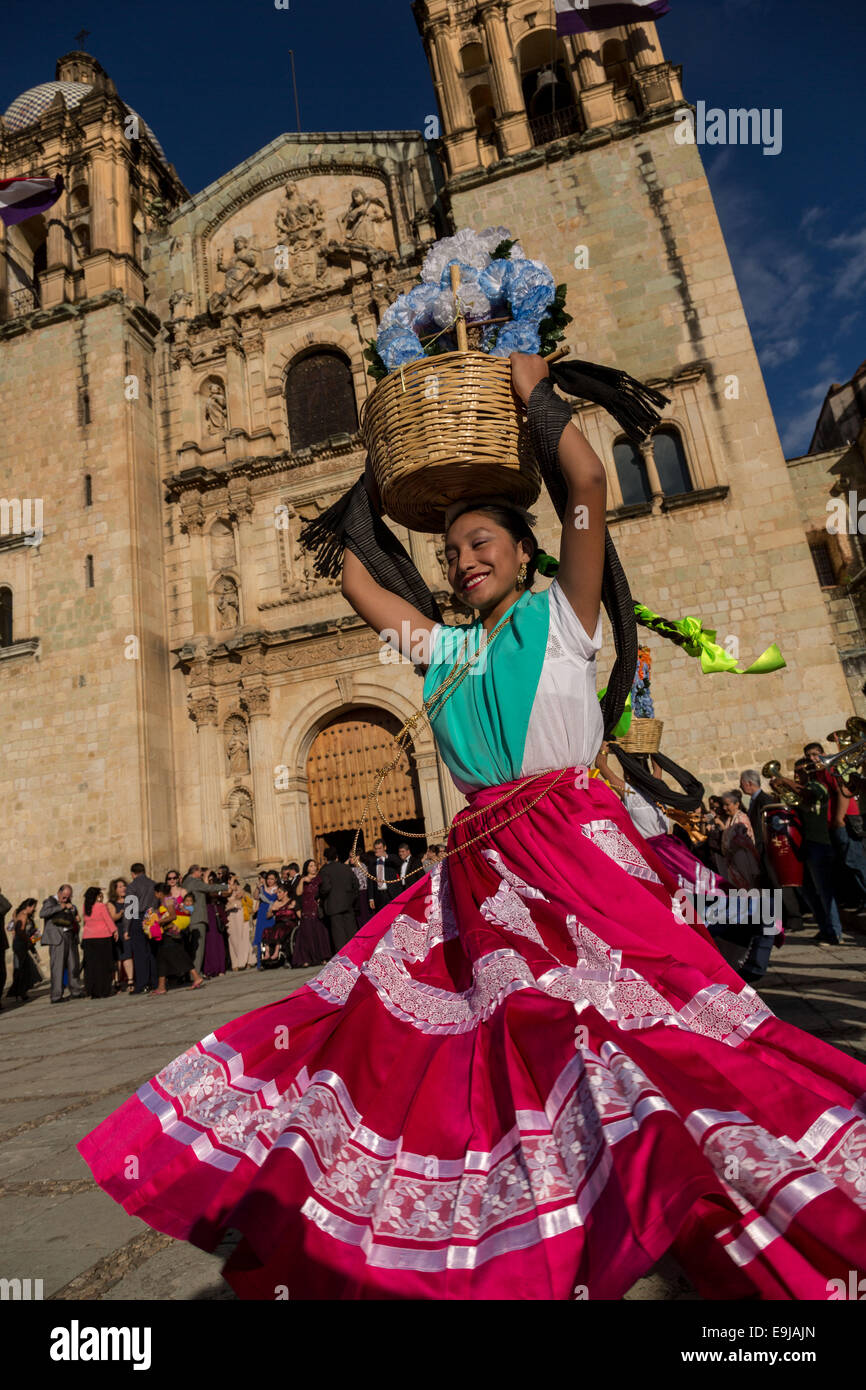 Un tradizionale costume ballerino folk esegue davanti alla chiesa di Santo Domingo durante il Giorno dei Morti Festival noto in spagnolo come d'un de Muertos su ottobre 257, 2014 in Oaxaca, Messico. Foto Stock