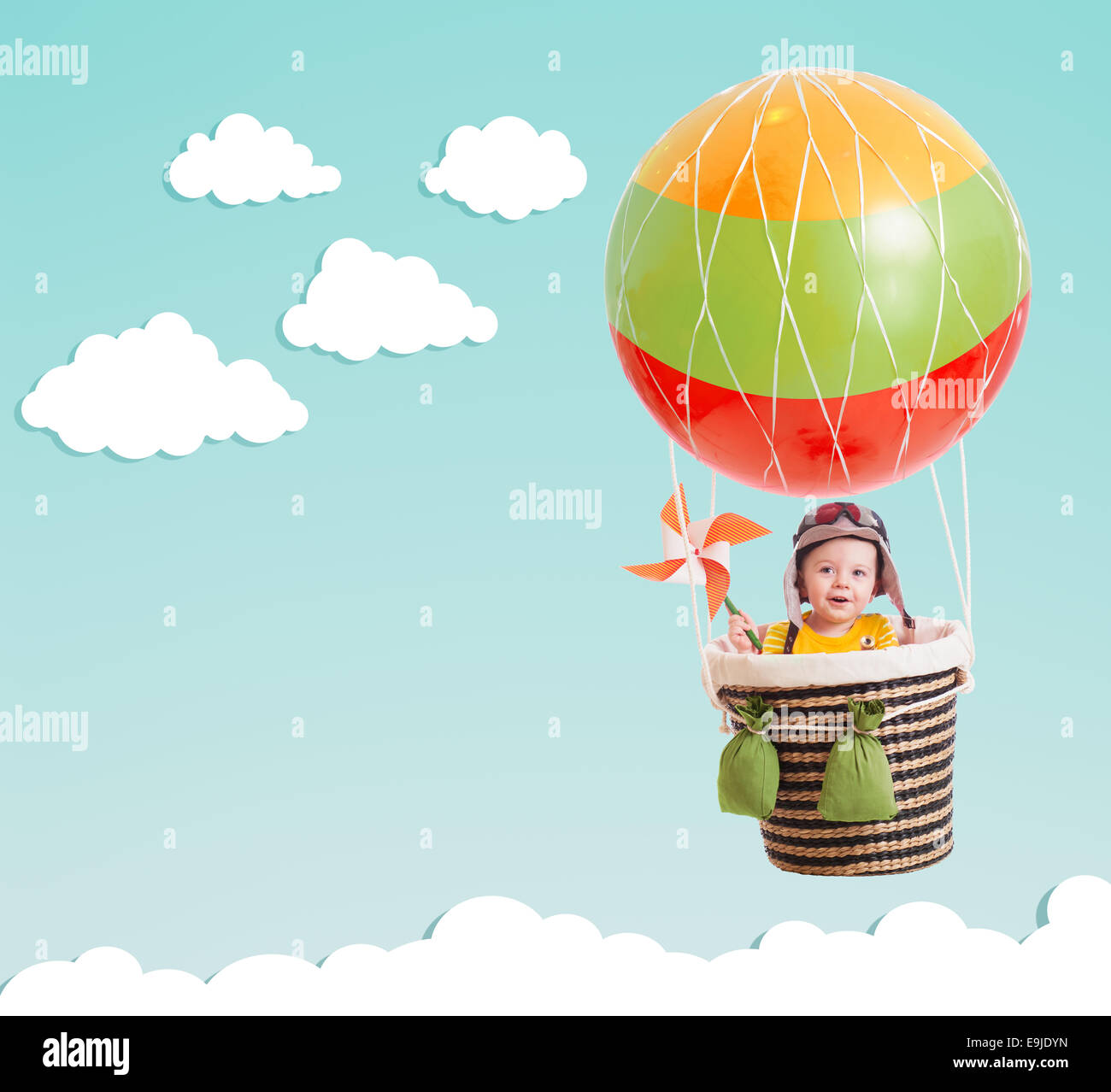 Carino kid sulla mongolfiera nel cielo blu Foto Stock