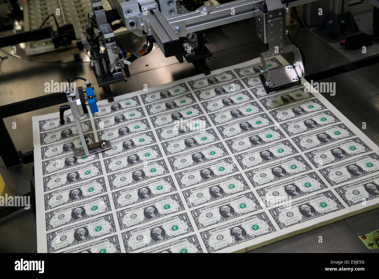 Intonso fogli di Stati Uniti un dollaro ($1) Fatture durante la produzione presso l' Ufficio di presidenza di incisione e stampa in downtown Washin Foto Stock