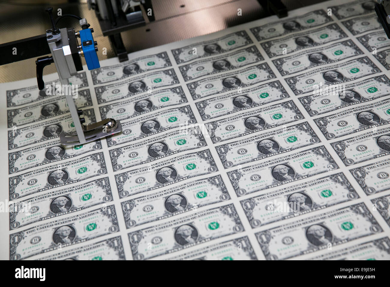 Intonso fogli di Stati Uniti un dollaro ($1) Fatture durante la produzione presso l' Ufficio di presidenza di incisione e stampa in downtown Washin Foto Stock
