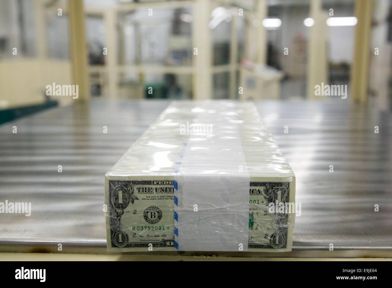 Fasci di Stati Uniti un dollaro ($1) Fatture durante la produzione presso l' Ufficio di presidenza di incisione e stampa nel centro cittadino di Washington, Foto Stock