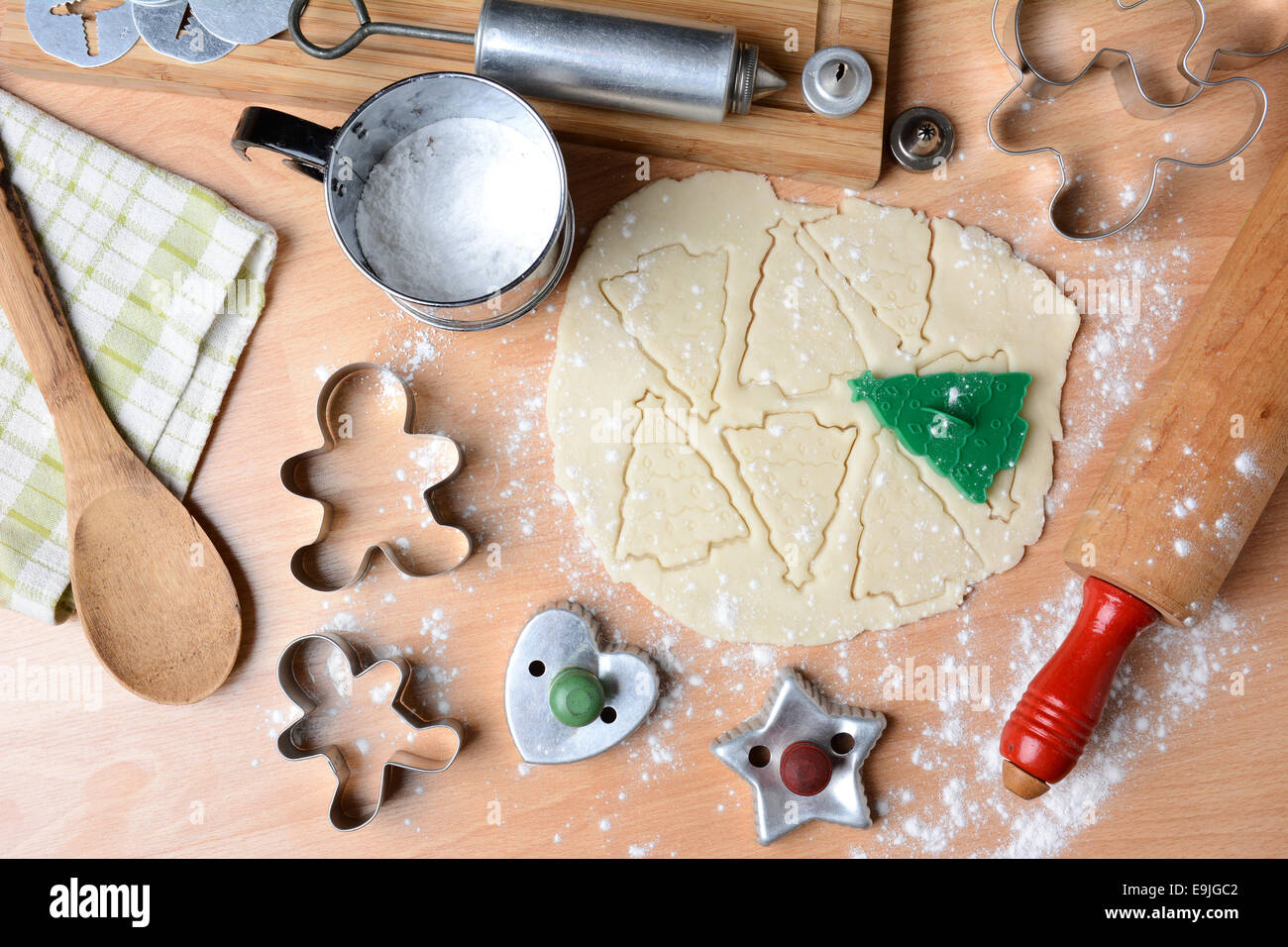 La cottura holiday cookie ancora vita shot formano un angolo di alta. Formato orizzontale con pasta biscotto, taglierine, buratto, farina, laminazione p Foto Stock