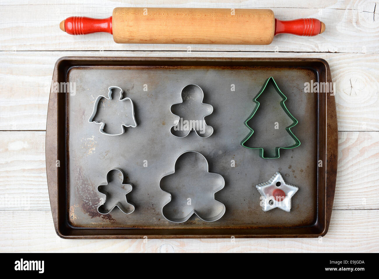 Immagini aeree di un vecchio mattarello e una teglia con diversi holiday cookie cutter. Foto Stock