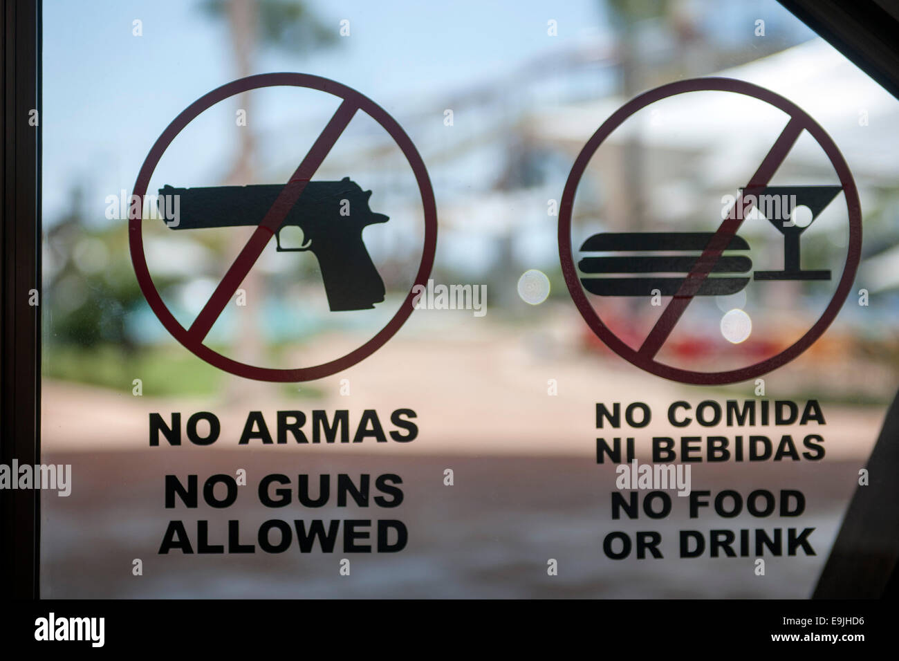 Dominikanische republik, Osteno, Juan Dolio, ' no guns' am eingang zum waterpark Los Delfines Foto Stock