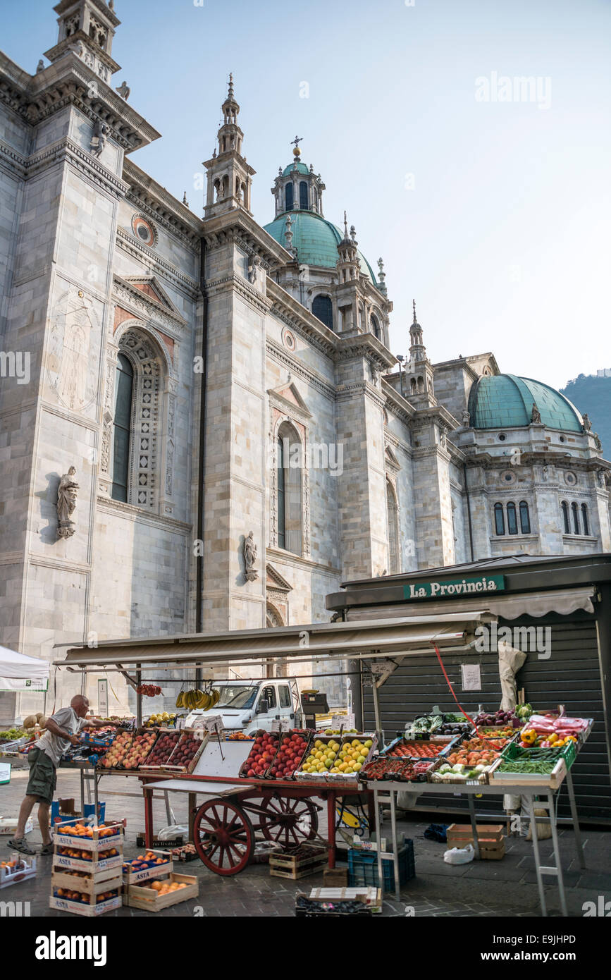 Mercato di fronte al Duomo Cattedrale di Como (Cattedrale di Como), Italia | Markt vor der Kathedrale von Como, Italien Foto Stock