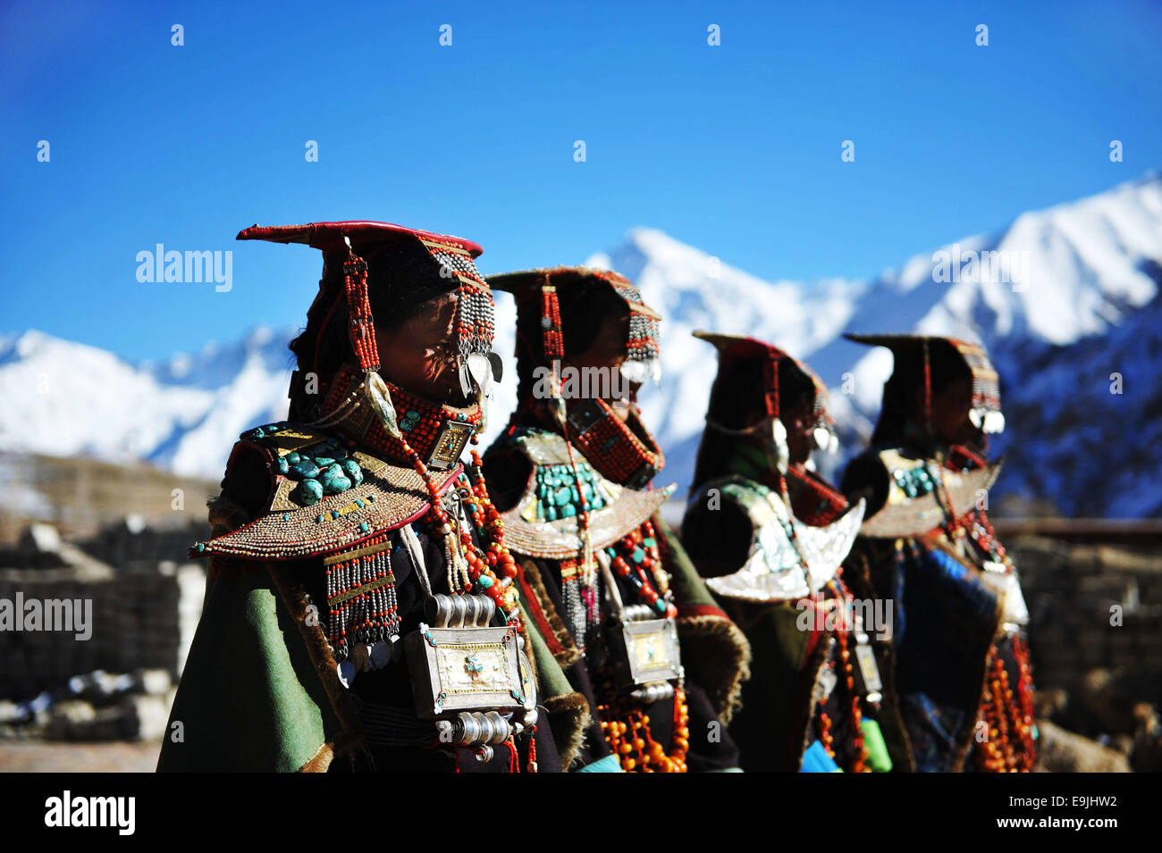 Burang, la Cina della regione autonoma del Tibet. 23 ott 2014. Le donne presenti costumi Burang al villaggio Kegya Burang nella contea di Nagri Prefettura, a sud-ovest della Cina di regione autonoma del Tibet, Ottobre 23, 2014. Burang costume che ha una storia di più di mille anni, è famoso per i suoi lussuosi accessori. Centinaia di pezzi di cera d'api, numerose perle e kallaties, ammassata coralli rossi e delicato argento e decori in oro comporre di inestimabile suite. Sette famiglie a Kegya villaggio hanno conservato sette tute di costumi Burang tramandata dagli antenati. © Wen Tao/Xinhua/Alamy Live News Foto Stock