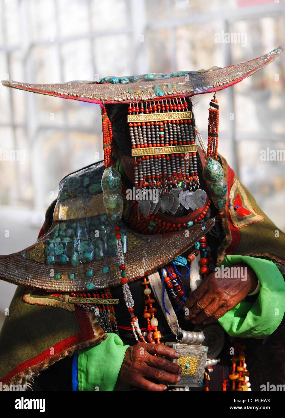 (141029) -- BURANG, Ottobre 29, 2014 (Xinhua) -- una donna presenta Burang costume di villaggio Kegya Burang nella contea di Nagri Prefettura, a sud-ovest della Cina di regione autonoma del Tibet, Ottobre 23, 2014. Burang costume che ha una storia di più di mille anni, è famoso per i suoi lussuosi accessori. Centinaia di pezzi di cera d'api, numerose perle e kallaties, ammassata coralli rossi e delicato argento e decori in oro comporre di inestimabile suite. Sette famiglie a Kegya villaggio hanno conservato sette tute di costumi Burang tramandata dagli antenati. (Xinhua/Wen Tao) (lfj) Foto Stock