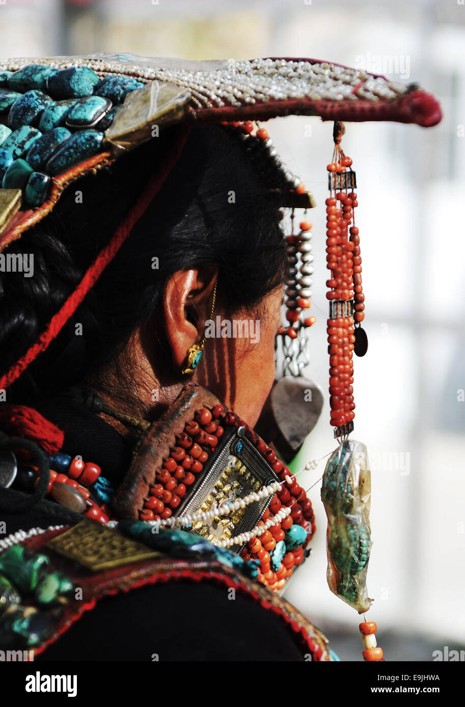 Burang, la Cina della regione autonoma del Tibet. 23 ott 2014. Una donna presenta Burang costume di villaggio Kegya Burang nella contea di Nagri Prefettura, a sud-ovest della Cina di regione autonoma del Tibet, Ottobre 23, 2014. Burang costume che ha una storia di più di mille anni, è famoso per i suoi lussuosi accessori. Centinaia di pezzi di cera d'api, numerose perle e kallaties, ammassata coralli rossi e delicato argento e decori in oro comporre di inestimabile suite. Sette famiglie a Kegya villaggio hanno conservato sette tute di costumi Burang tramandata dagli antenati. © Wen Tao/Xinhua/Alamy Live News Foto Stock